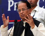 New Delhi: Chief Minister of Assam Tarun Gogoi addressing a press conference in New Delhi on Saturday. PTI Photo by Kamal Singh(PTI11_3_2012_000035B)