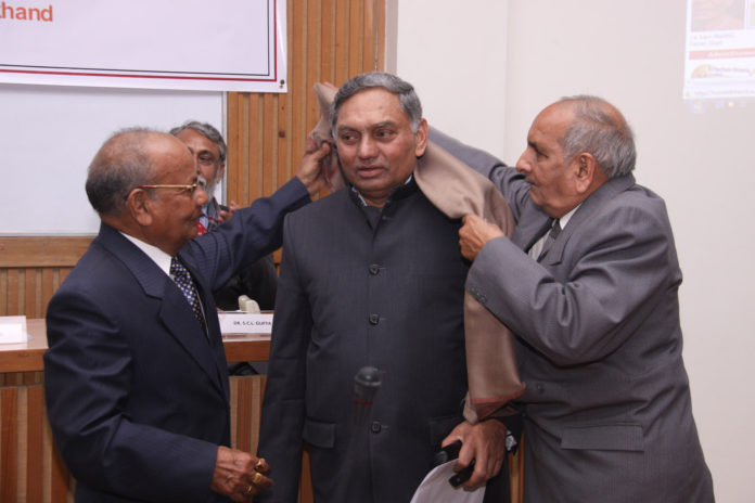 Shri_Dwivedi_being_honoured_by_Shri_K.G.Gupta-Advo